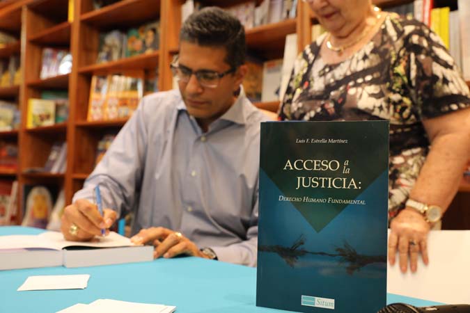 Juez Asociado presenta su libro sobre acceso a la justicia en Plaza Las Américas