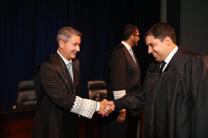 El Juez Asociado, Hon. Edgardo Rivera García, felicitó efusivamente a los nuevos miembros de la profesión legal.