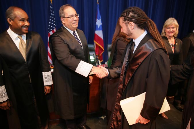 El Juez Asociado, Hon. Rafael Martínez Torres, saluda a uno de los nuevos licenciados.