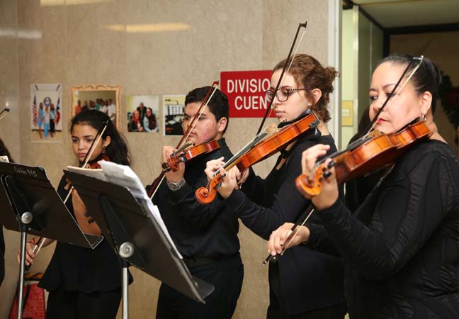 Un grupo de estudiantes del Conservatorio de Música de Puerto Rico recibió a los invitados e invitadas.
