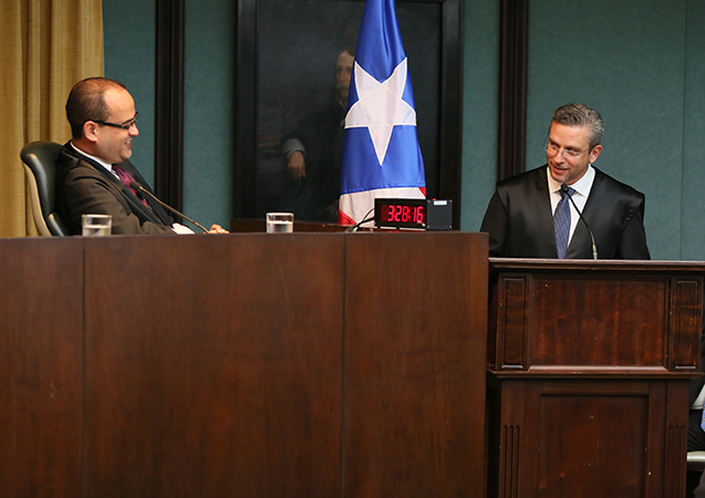 El Gobernador de Puerto Rico, Hon. Alejandro García Padilla, tuvo a su cargo la presentación del Juez Asociado, Hon. Ángel Colón Pérez, quien le observa desde el estrado.