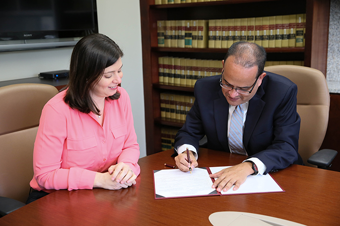 El Juez Asociado, Hon. Ángel Colón Pérez, junto a la Jueza Presidenta, Hon. Maite D. Oronoz Rodríguez, durante la firma del Juramento de Fidelidad y de Toma de Posesión al Cargo.