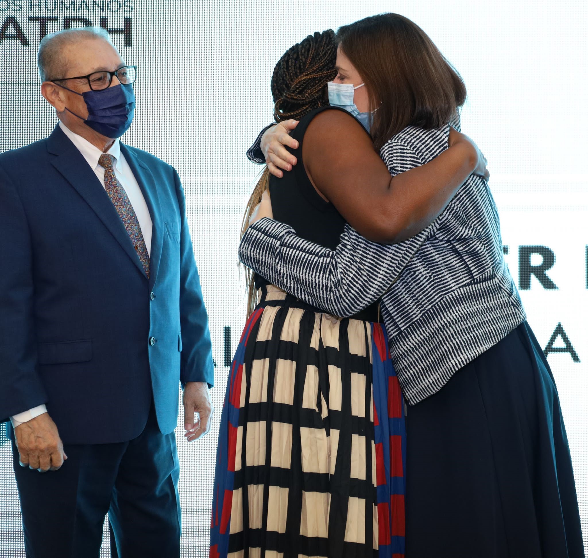 Alicia Ayala Sanjurjo y la Jueza Presidenta del Tribunal Supremo, Hon. Maite D. Oronoz Rodríguez, se abrazaron al anunciarse que Ayala Sanjurjo cargaría con el primer premio.