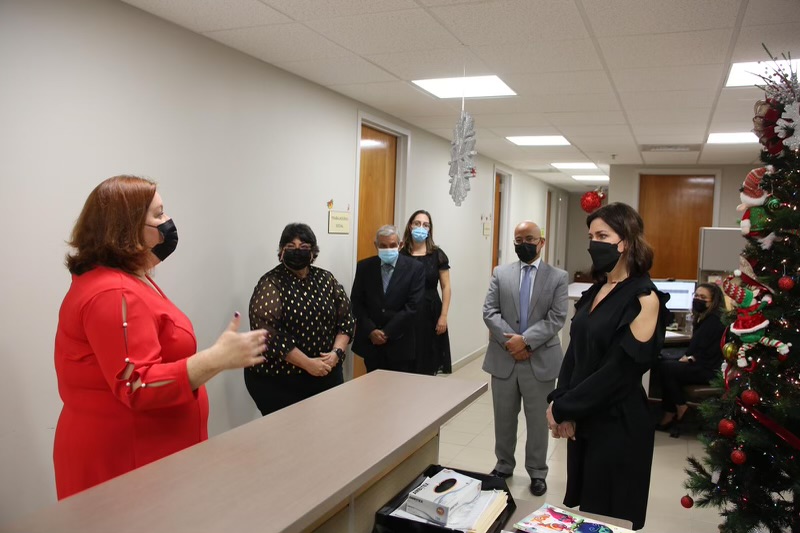 Luego de firmar el acuerdo, el grupo visitó la Sala Especializada en Casos de Violencia Doméstica de la región judicial de Caguas. Fueron recibidos por la Sra. Brenda Fernández Rodríguez, Coordinadora Auxiliar de la Sala Especializada. Luego de firmar el acuerdo, el grupo visitó la Sala Especializada en Casos de Violencia Doméstica de la región judicial de Caguas. Fueron recibidos por la Sra. Brenda Fernández Rodríguez, Coordinadora Auxiliar de la Sala Especializada.