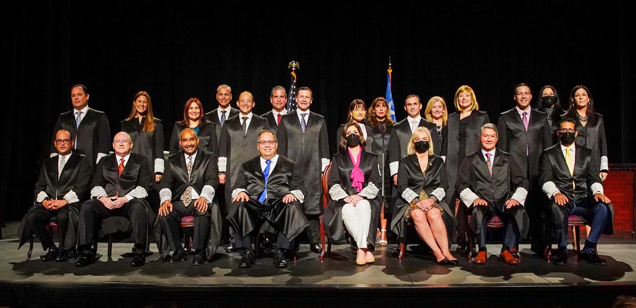 El Pleno del Tribunal Supremo de Puerto Rico junto a un grupo de jueces y juezas superiores juramentados al Tribunal de Primera Instancia.