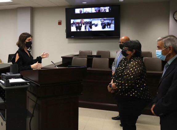 La Jueza Presidenta del Tribunal Supremo de Puerto Rico, Hon. Maite D. Oronoz Rodríguez, se dirigió a los presentes. Parte del funcionariado del Poder Judicial presenció la firma mediante videoconferencia.