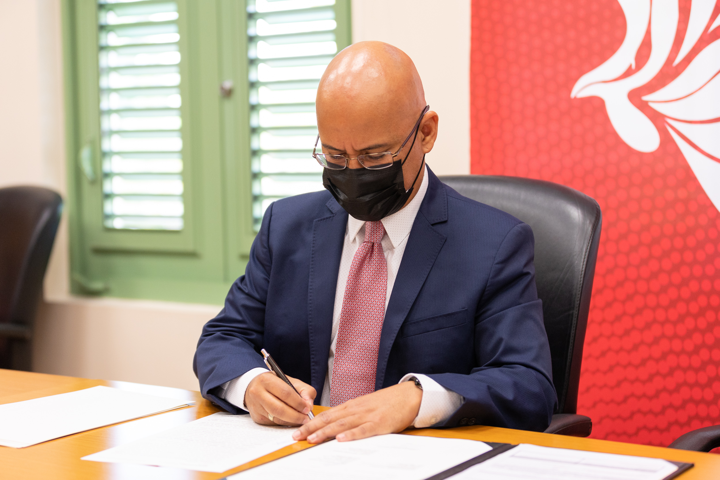 El Director Administrativo de los Tribunales, Hon. Sigfrido Steidel Figueroa, se trasladó al Recinto de Río Piedras de la Universidad de Puerto Rico para firmar el acuerdo.